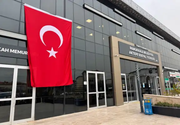 Pamukkale'de hizmet binalarına Türk bayrağı asıldı