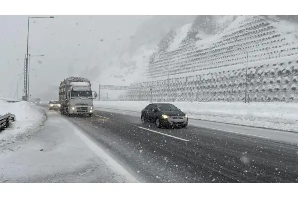Bolu Dağı geçişinde kar etkili oluyor