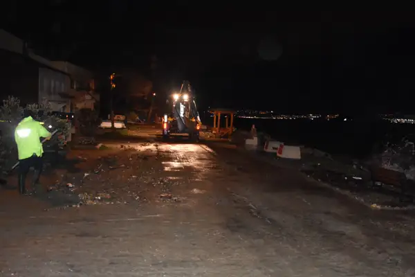 Gemlik'te fırtına sonrası temizlik çalışması başladı