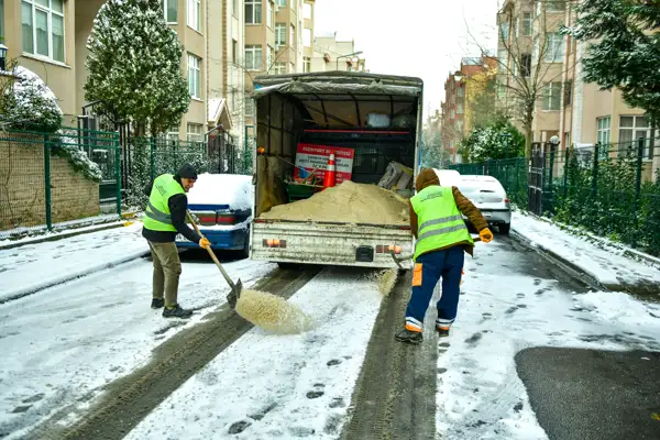 Esenyurt’ta karla mücadele çalışmaları sürüyor