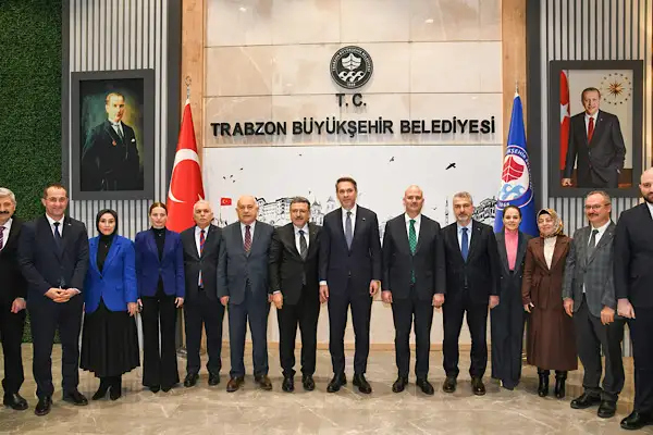 Bakan Bayraktar, Trabzon Büyükşehir Belediyesi’ni ziyaret etti