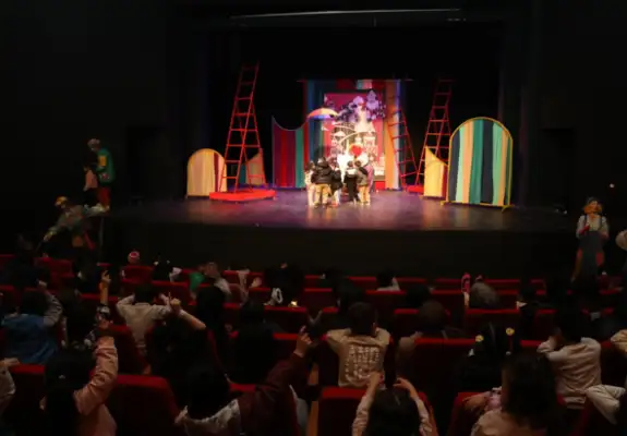 Van'da özel gereksinimli bireyler, tiyatro etkinliğinde buluştu