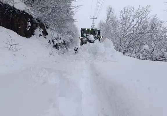 Büyükşehir ekipleri, karla mücadele çalışmalarına devam ediyor