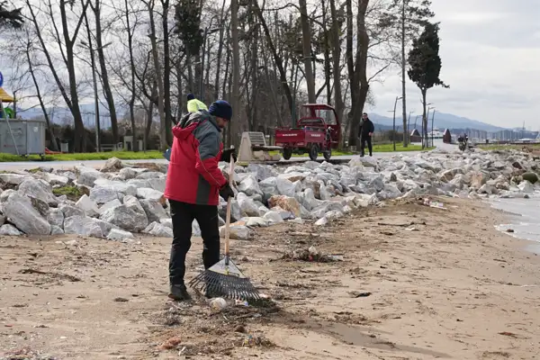 Doğu Sahil Bandı kumsalında temizlik çalışmaları devam ediyor
