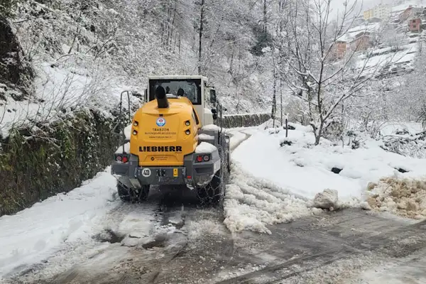Trabzon’da kar yağışı sonrası 40 mahalle yolu kapandı