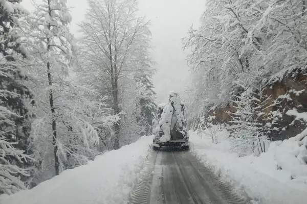 Trabzon’da kar yağışı sonrası yol açma çalışmaları sürüyor