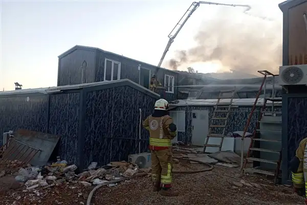 Manisa’da işçi konteynerinde çıkan yangın söndürüldü