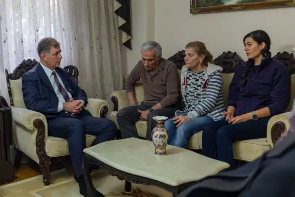 Başkan Tugay, şehit Bolat'ın ailesini ziyaret etti