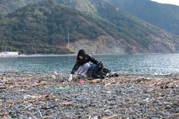 Marmaris’te fırtınanın kıyıya sürüklediği atıklar toplandı 