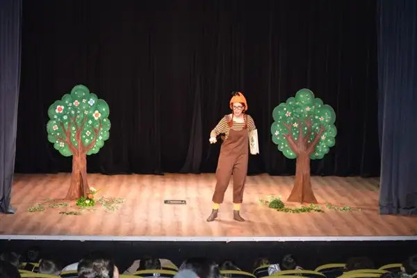 Konyaaltı’nda minikler tiyatro ile buluştu