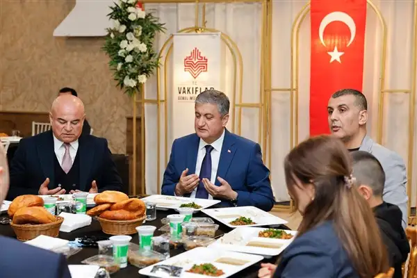 Adana Valisi Yavuz, vakıf iftar programında hemşehrilerle buluştu