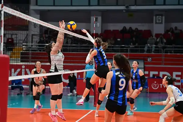 Karacabey Belediyespor Kadın Voleybol Takımı ilk galibiyetini aldı