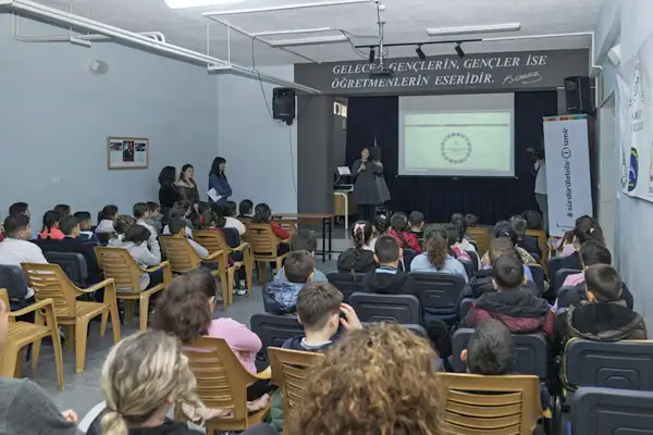 İzmir’de çocuklar iklim eylemine başladı