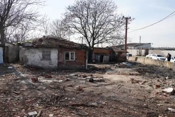 Çorlu'da metruk binaların yıkımı devam ediyor