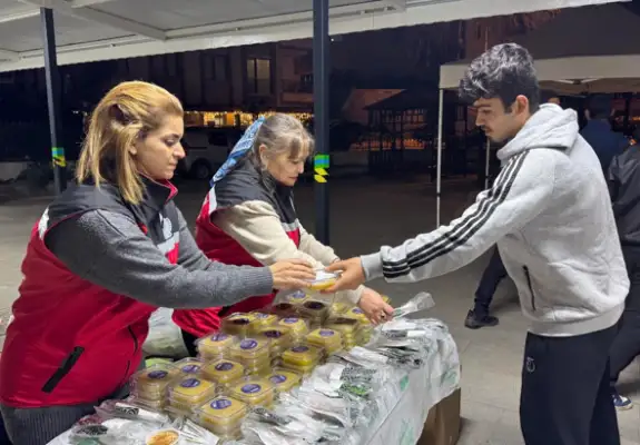 Yalova'da Kadir Gecesi'nde vatandaşlara ikramlarda bulunuldu