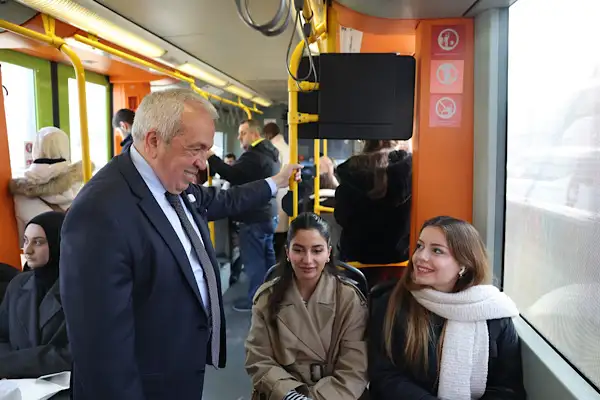 Başkan Özdemir, metroda vatandaşlarla bir araya geldi