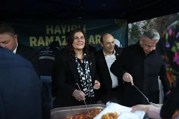Başkan Çerçioğlu, iftar sofrasında vatandaşlarla bir araya geldi