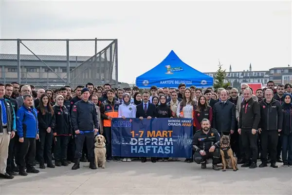 Vali Aktaş, deprem haftası kapsamında okulda düzenlenen tatbikata katıldı