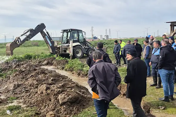 Karacabey’de yoğun yağışa karşı saha çalışmaları yürütüldü