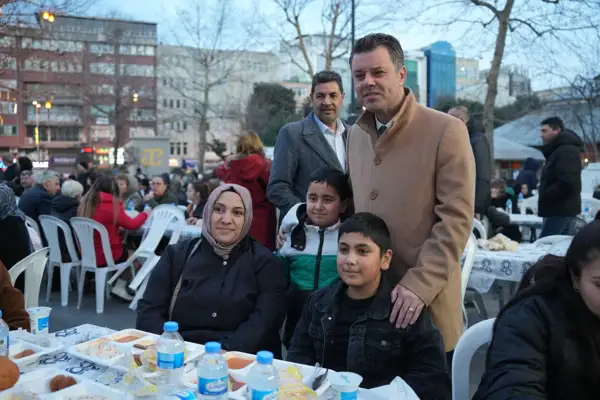 Cumhuriyet Meydanı’nda iftar programı düzenlendi