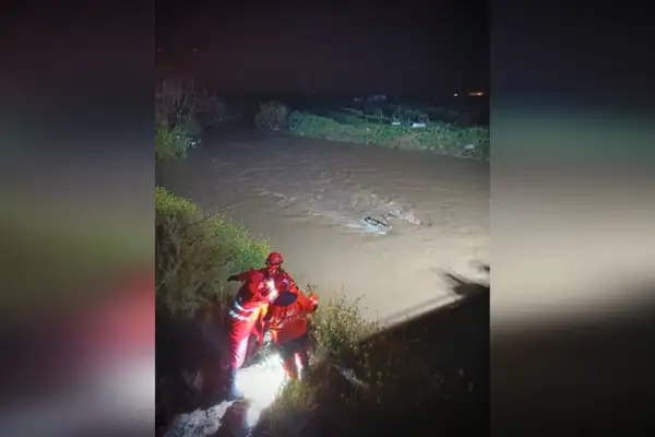 Menderes'te dereye uçan araçta mahsur kalan vatandaş kurtarıldı