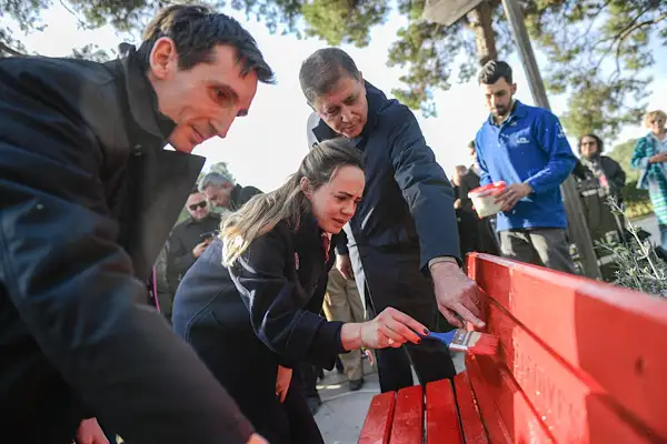 Kültürpark’ta şiddete karşı banklar kırmızıya boyandı