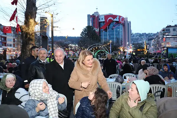 İzmit’te binlerce vatandaş iftar sonrasında bir araya geldi
