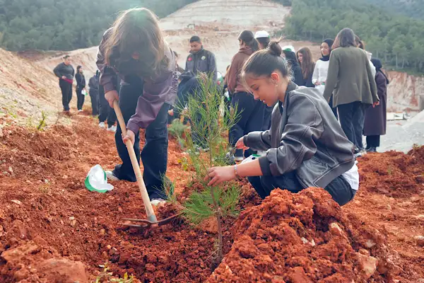 Alanya’da öğrenciler 120 kızılçam fidanı dikti
