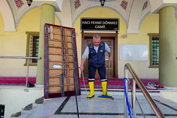 Çukurova’da camiler bayram temizliği ile ibadete hazırlandı