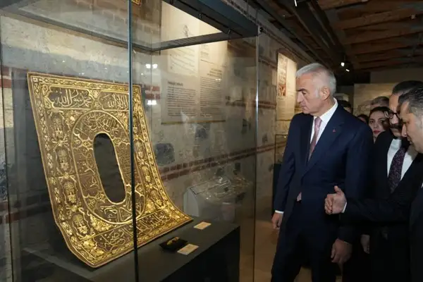 İki 16. yüzyıl İznik çinisi Türkiye’ye iade edildi