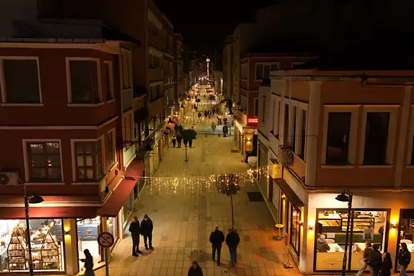 Sırrı Paşa Caddesi’nde Ramazan aydınlatması yapıldı