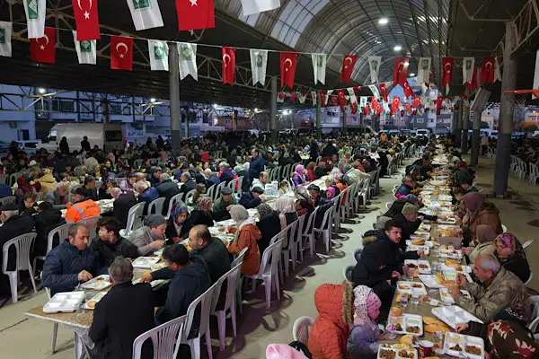 Osmaniye Salı Kapalı Semt Pazarı'nda binlerce kişi iftar sofrasında buluştu
