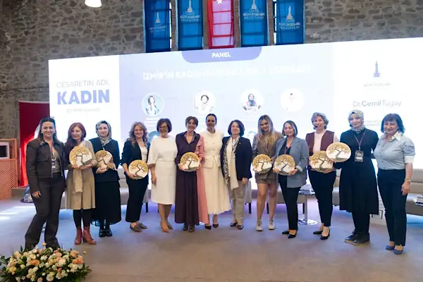 İzmir’de “Cesaretin Adı: Kadın Zirvesi” düzenlendi