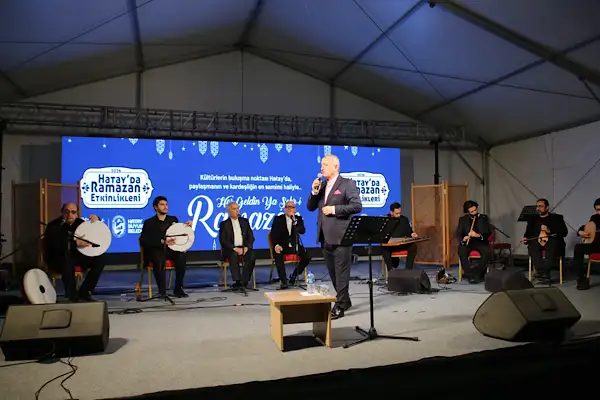 İskenderun’da Ramazan etkinliğinde Mehmet Kemiksiz sahne aldı