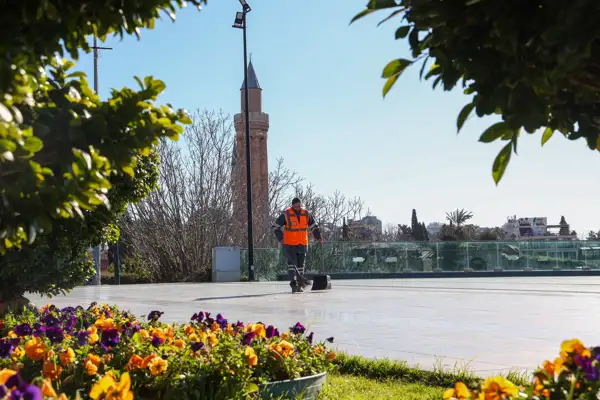 Antalya Büyükşehir Belediyesi'nde 3 bin 324 kadın personel görev yapıyor