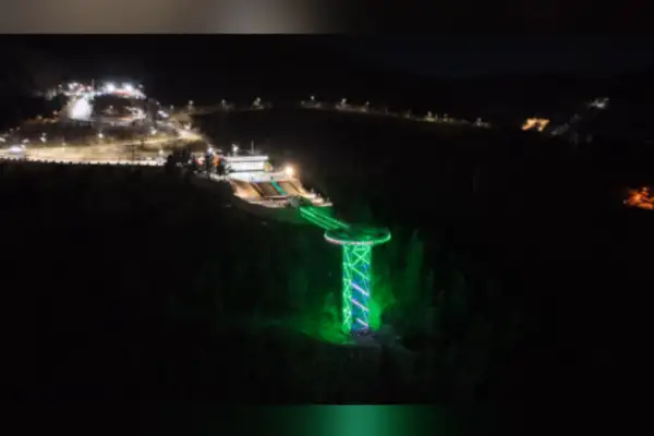 Cam Seyir Terası Yeşilay Haftası için yeşile büründü