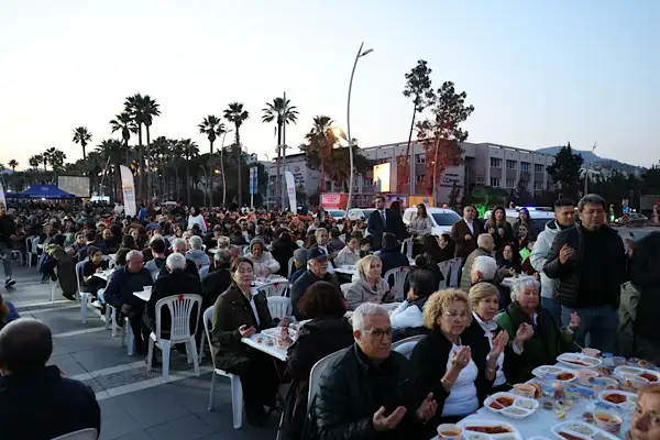 Marmaris’te Kadir Gecesi halk iftarı binlerce kişiyi buluşturdu
