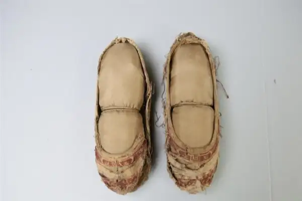 Doğu Han Hanedanlığı’na ait bir çift kadın ayakkabısı: bin yılı aşan moda