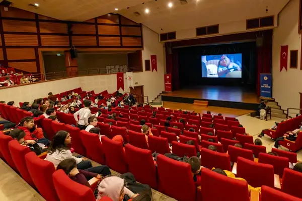 Ümraniye’de çocuklara özel tiyatro ve animasyon gösterimleri devam ediyor
