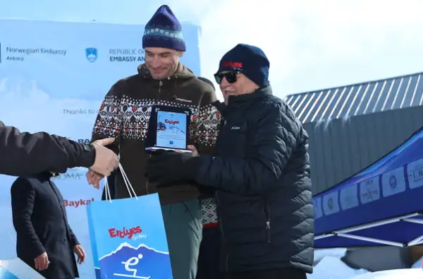 Başkan Büyükkılıç, 5'inci Diplomatik Kayak Yarışı'nı kazananlara ödüllerini verdi