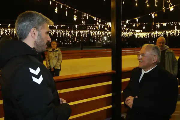 Başkan Büyükkılıç, açık hava buz pateni pistini inceldi