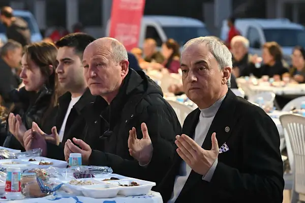 Duacı Mahallesi’nde yüzlerce vatandaş iftarda bir araya geldi