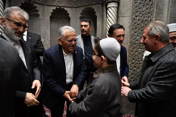 Başkan Büyükkılıç, Kayseri’de vatandaşlarla bayramlaştı