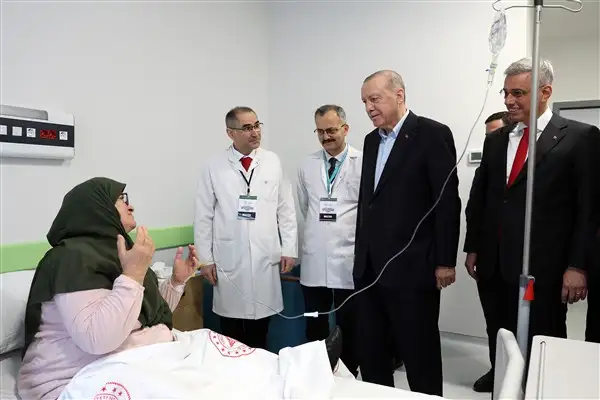 Cumhurbaşkanı Erdoğan, Tenzile Erdoğan Devlet Hastanesi'ndeki hastaları ziyaret etti