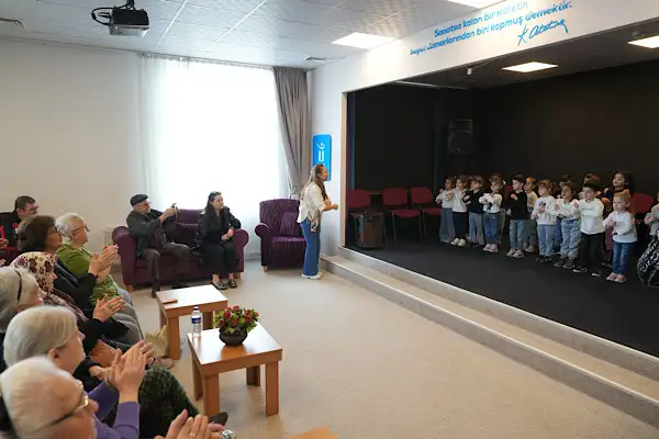 Minikler, Metin Özöğüt Yaşam Merkezi'nde yaşlı vatandaşları ziyaret etti