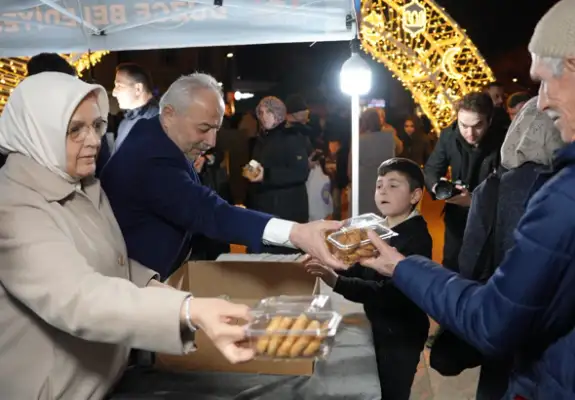 Düzce'de kandil simidi ve şeker dağıtıldı
