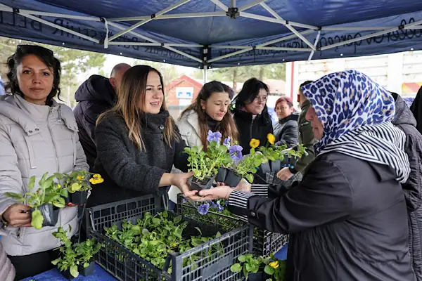 Eskişehir’de mezarlık ziyaretine çiçek desteği