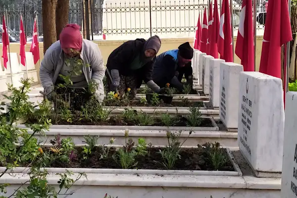 Manisa’da şehitlikler 18 Mart için hazırlandı