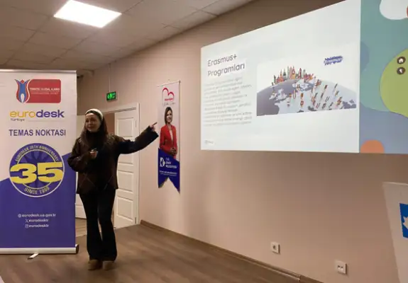 İzmit Belediyesi'nden gençlere uluslararası fırsat rehberi