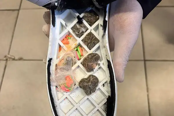 Karaköprü’de ayakkabı tabanına gizlenmiş uyuşturucu ele geçirildi